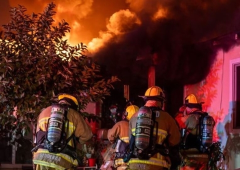 Incêndios em Los Angeles avançam apesar de ventos mais amenos; mortos são 11