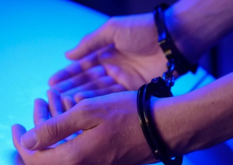 Homem sai da cadeia mas comete crime para reencontrar namorado na prisão