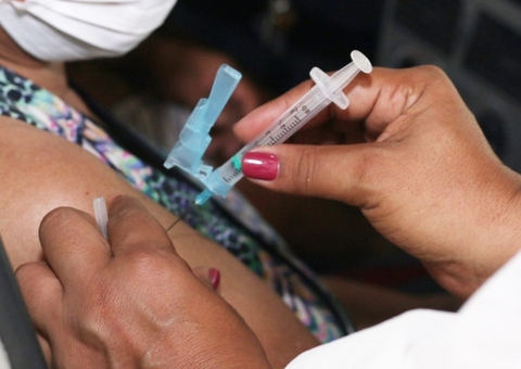 Mulheres são o dobro dos homens entre vacinados contra Covid no país