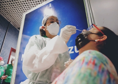 Casos e internações por Covid caem 50% e Amazonas entra na fase Laranja