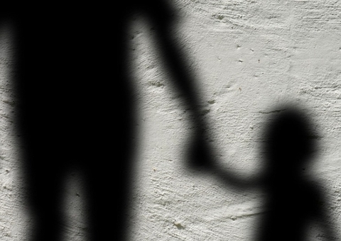 Tio é preso por estuprar sobrinha de 4 anos e oferecê-la a pedófilos na internet; ele filmava tudo