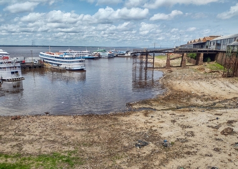 Após quebrar recorde, Rio Negro continua secando e pode chegar a 11 metros 