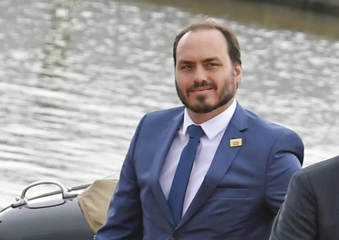 Promotoria acusa 7 por 'rachadinha' em gabinete de Carlos Bolsonaro, mas livra vereador