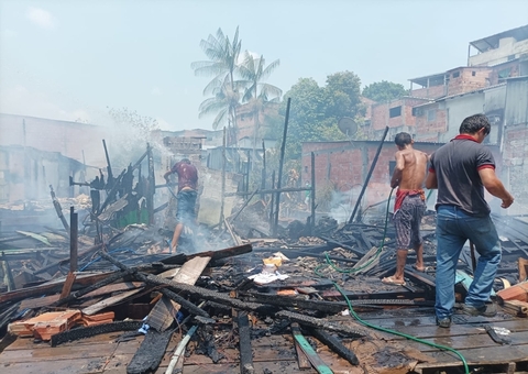 Seis casas têm perda total após incêndio em Manaus