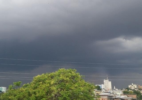 Defesa Civil alerta para chuva forte e ventania neste sábado no Amazonas