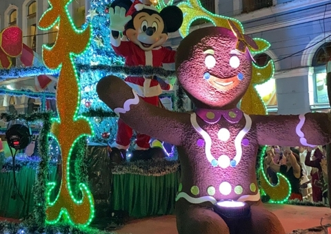 Manaus realiza exposição dos carros alegóricos natalinos e show de luzes com drones