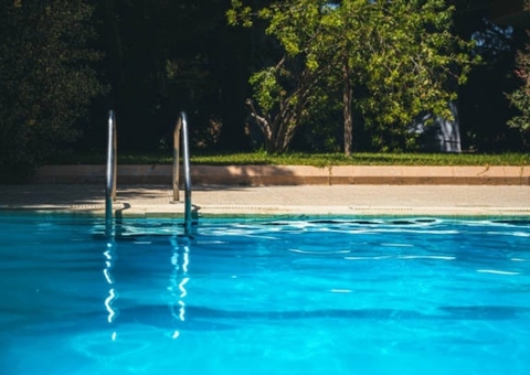 Menina de 9 anos morre após se afogar em piscina de resort 