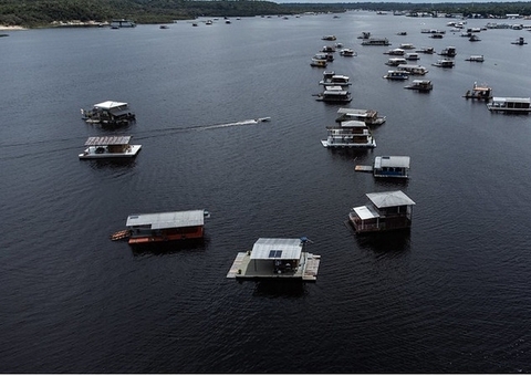 Justiça pede que MP se manifeste sobre retirada dos flutuantes da orla de Manaus