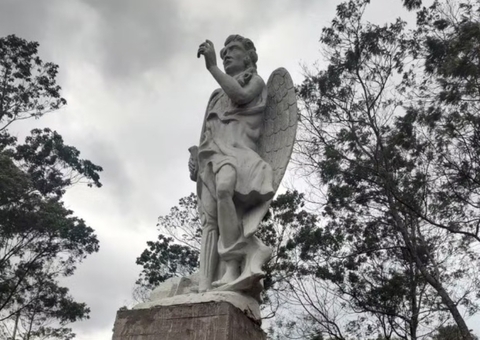 Estátua de Lúcifer completa um ano de interdição no RS
