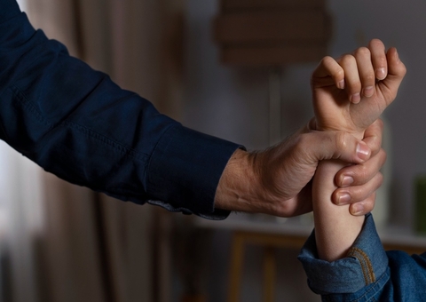 Jovem denuncia namorado e amigos dele após ser dopada e estuprada