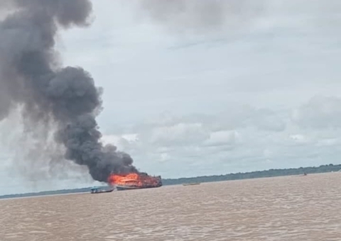 Jovem com 90% do corpo queimado após explosão de barco continua na UTI em Manaus