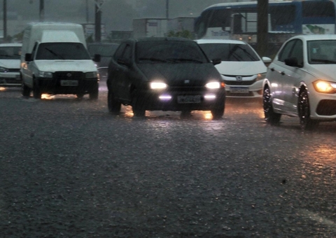 Manaus em alerta máximo: Defesa Civil adverte para risco de chuvas severas