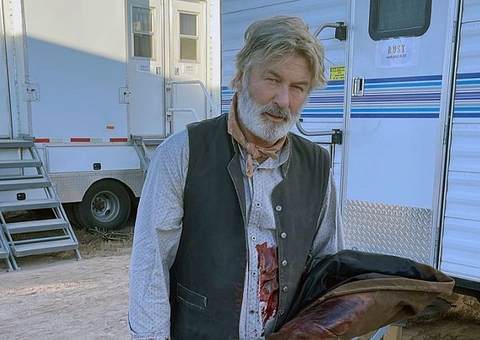 Equipe de filme praticava tiro ao alvo com arma usada por Alec Baldwin, diz site