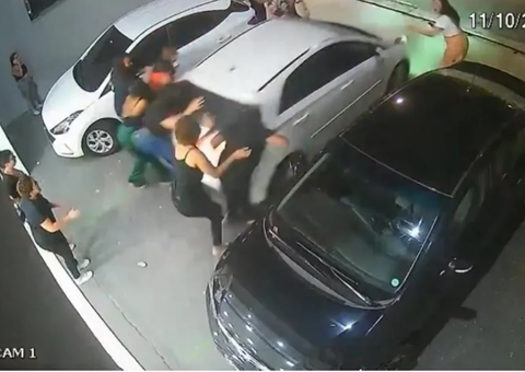 Mulher que atropelou grupo durante briga por vaga diz que se confundiu: 'era a ré'