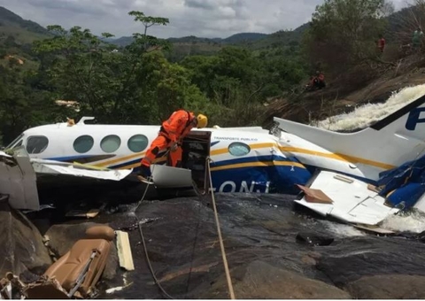 Avião que caiu com Marília Mendonça é retirado de cachoeira