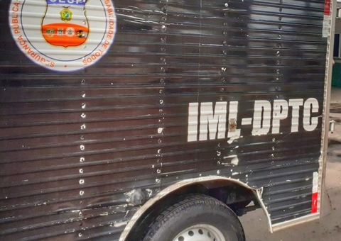 Catadores se deparam com feto sendo atacado por urubus em lixão no Amazonas