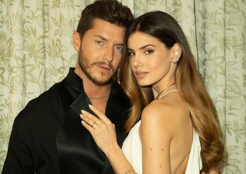 Camila Queiroz encanta ao mostrar 1º mês da filha; veja fotos