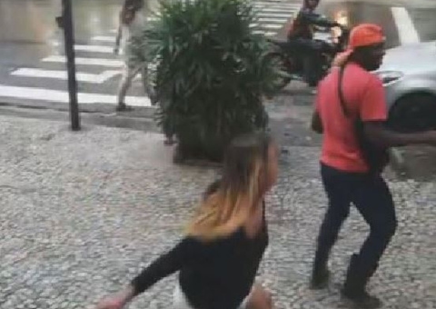 Entregador agredido com coleira de cachorro ganha moto e bicicleta elétrica