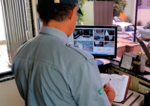 Porteiro que teve foto da bunda postada na internet será indenizado em R$ 10 mil