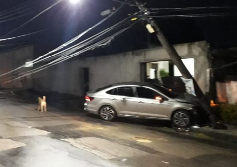 Carro desgovernado arranca poste durante chuva em Manaus