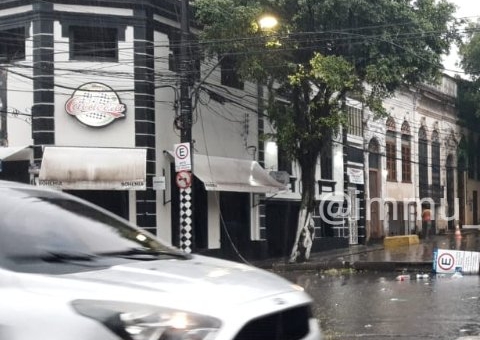 Poste cai e bloqueia rua no Centro de Manaus 