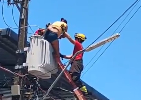 Vídeo mostra resgate de mulher que escalou poste em Manaus