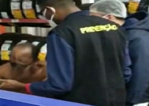 MP abre inquérito sobre caso de homem que ficou de cueca para mostrar que não roubou