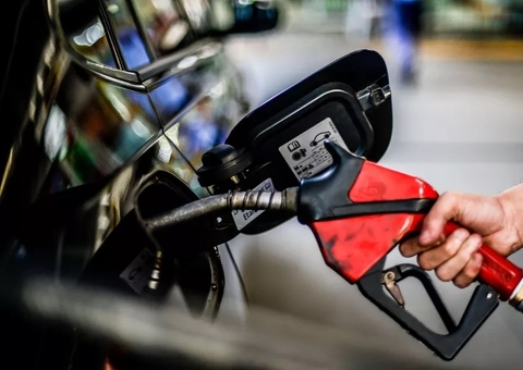 Gasolina fica mais barata nas refinarias a partir de hoje
