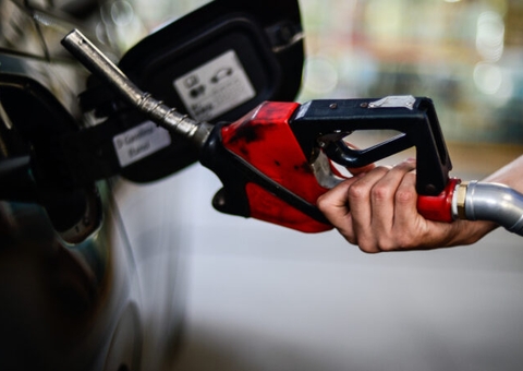 Brasileiros atravessam fronteira para abastecer a R$ 4,60 em país vizinho