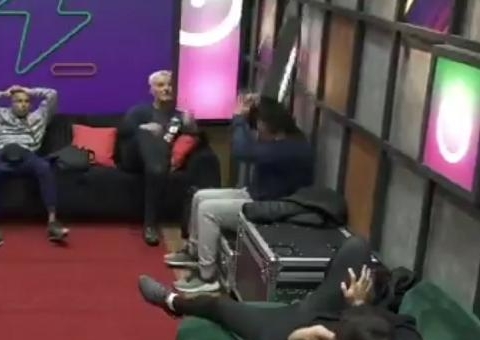 Cenário do Power Couple cai na cabeça de participante; vídeo