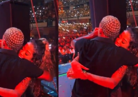 MC Poze chama Vivi Noronha no palco e confirma que reatou namoro