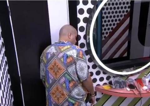 Escondido atrás da porta, Tiago ouve sisters falando dele