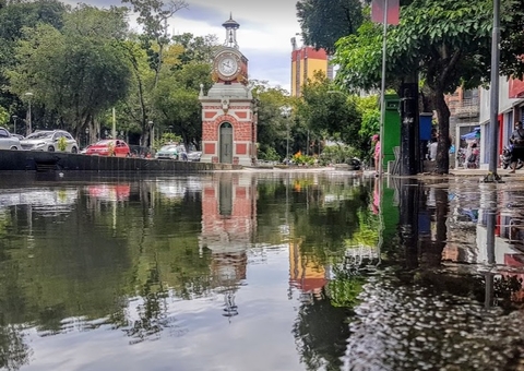 Águas do Rio Negro chegam na Praça do Relógio, no Centro de Manaus 