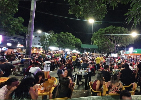 Manauaras ignoram alerta de 3ª onda e lotam Praça do Eldorado