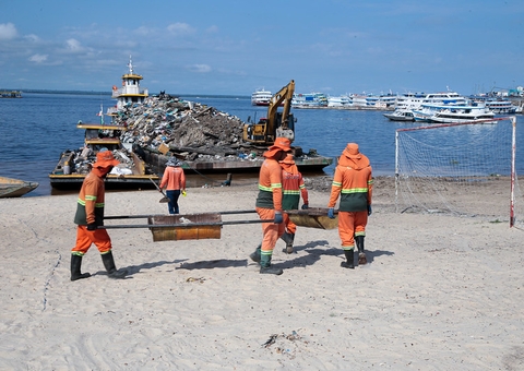 Limpeza e retirada de embarcações marcam revitalização da Ponta Branca em Manaus