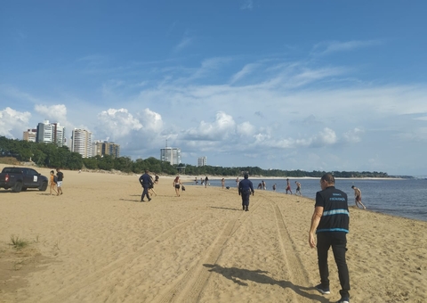 Banhistas "furam" bloqueio e são retirados do rio na Praia da Ponta Negra 