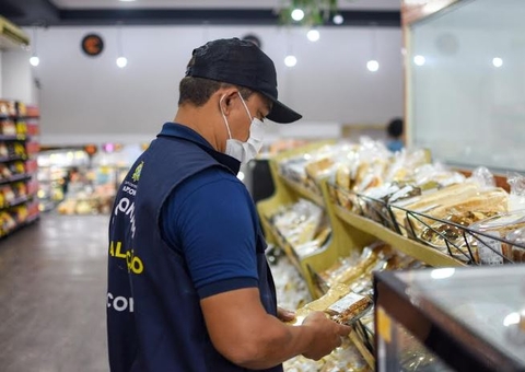 Carnes, pães e produtos de limpeza fora validade são apreendidos em mercado de Manaus