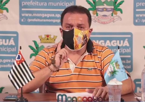 Prefeito cai no choro ao citar mortes de pai e irmão por covid-19 em live