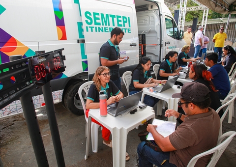 "Semtepi Itinerante" leva cursos, cartões e outros serviços a moradores em Manaus