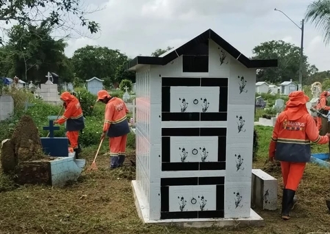 Cemitério em Manaus passa por ação de limpeza neste feriado