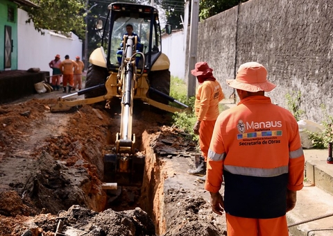 Obra emergencial é realizada após cratera abrir em rua de Manaus