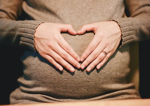 Gengivite gravidica: saiba como previnir problema que pode causar aborto 