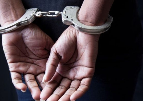 Foragida é presa enquanto dava rolê em carro roubado em Manaus