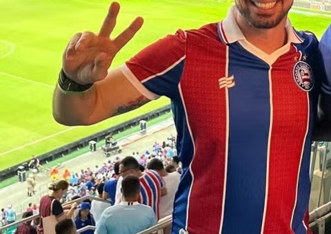 Presidente do Bahia posa em estádio com o namorado em dia de clássico