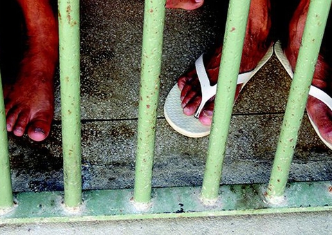 Justiça suspende vacinação prioritária contra Covid-19 de detentos