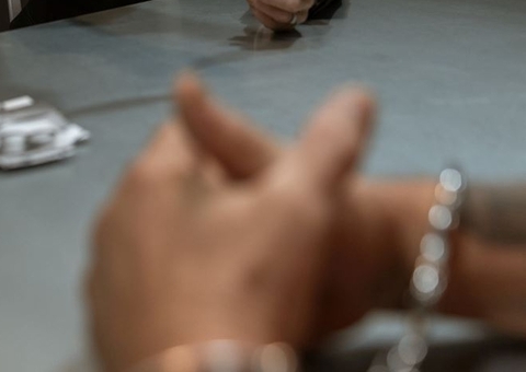 Homem mata companheira a facadas e é preso durante velório no Amazonas