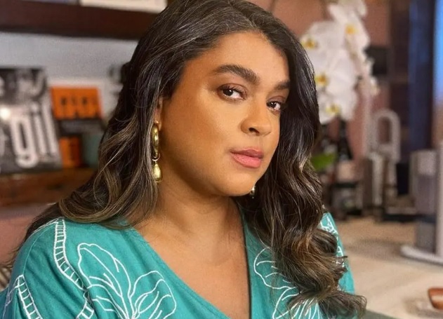 Flora Gil posa segurando a mão de Preta Gil após cirurgia para retirada de tumor