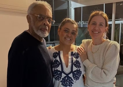 Preta Gil recebe alta hospitalar e comemora com Gilberto Gil e família