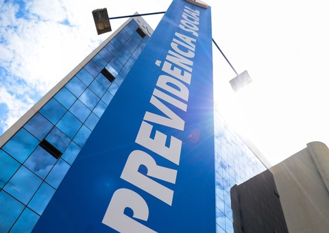 INSS começa a pagar hoje 13º a quem recebe mais que o salário mínimo