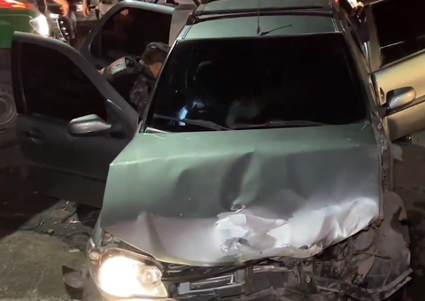 Carro fica destruído após perseguição policial em Manaus; trio é preso